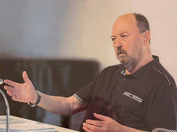 Rudolf Ulrich bei seinem letzten Vortrag im Sommer 2023 anläßlich des Jubiläums 25 Jahre Historischer Verein Gröbenzell